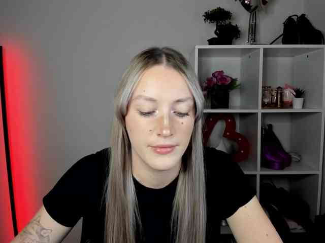 EvelynBlond26 webcam