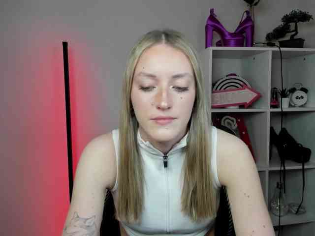 EvelynBlond26