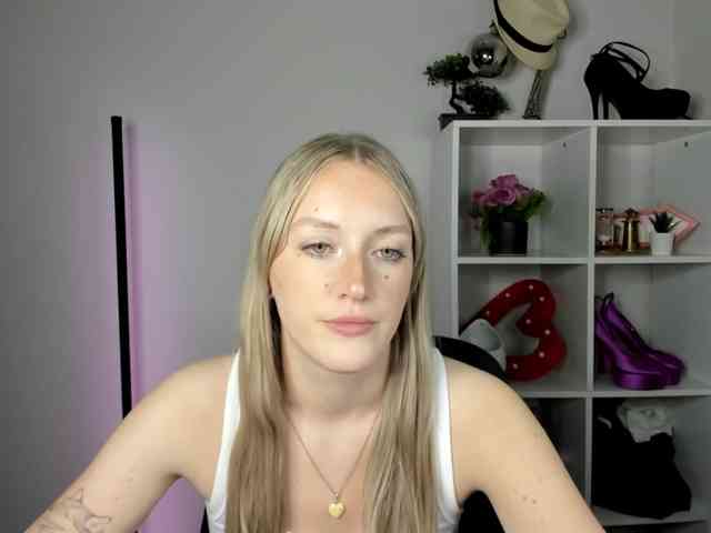 EvelynBlond26 webcam