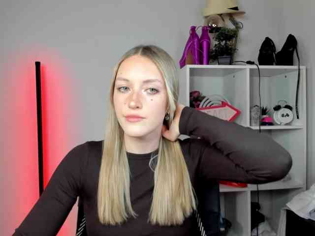 EvelynBlond26 webcam