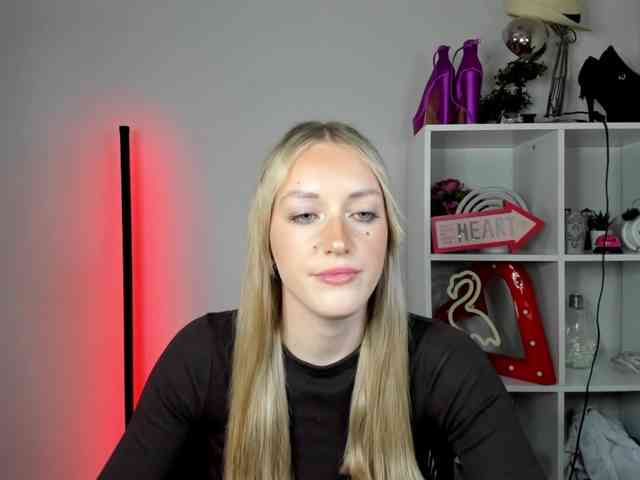 EvelynBlond26 webcam