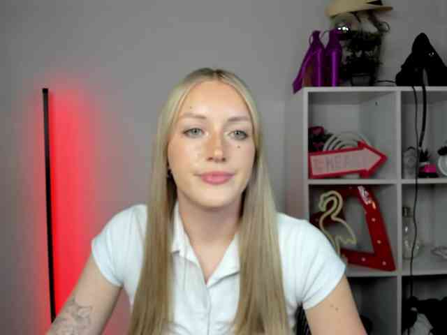 EvelynBlond26 webcam