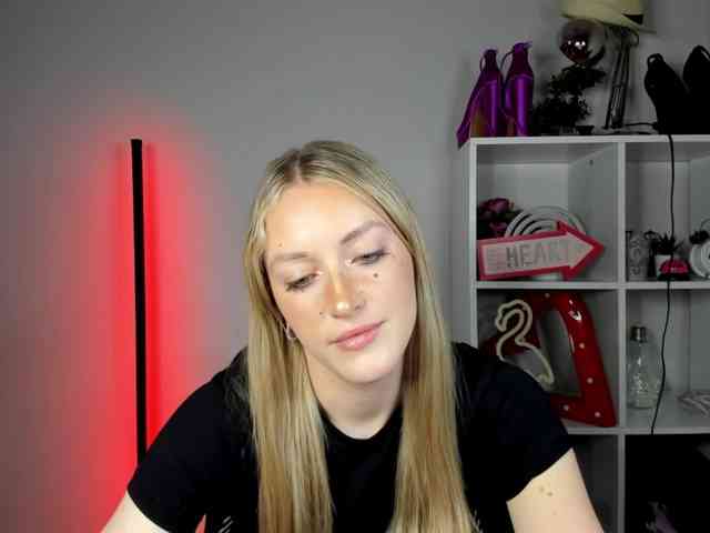 EvelynBlond26 webcam