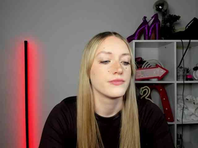 EvelynBlond26 webcam