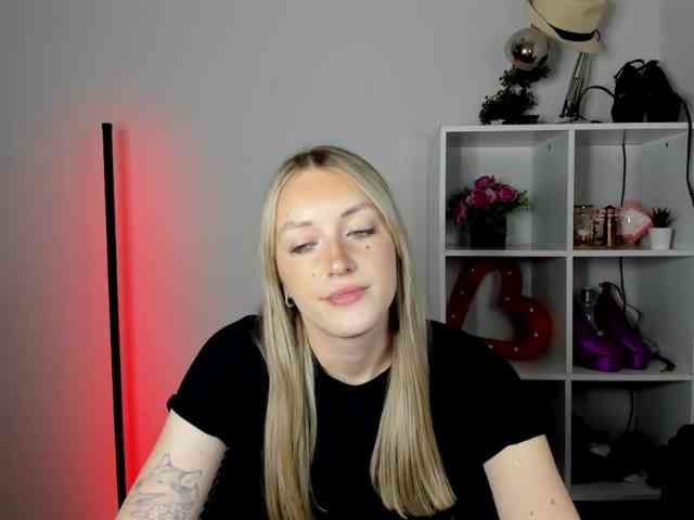 Model: EvelynBlond26