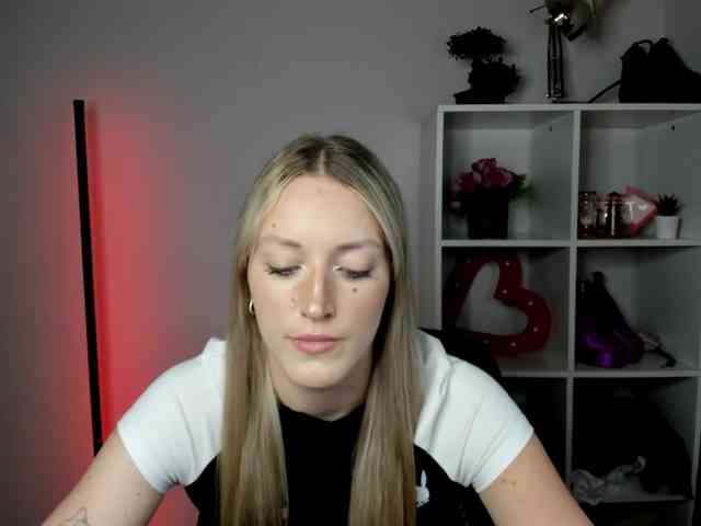 EvelynBlond26 webcam