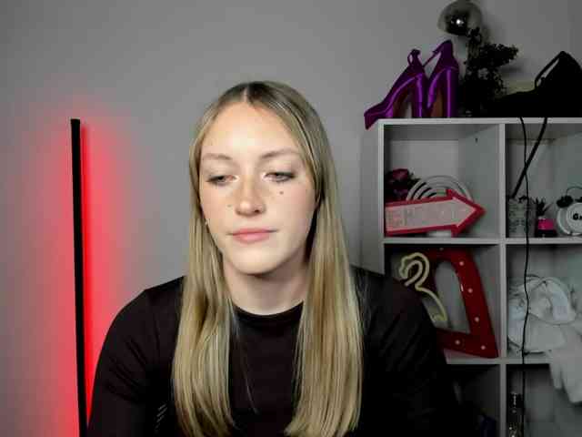 EvelynBlond26 webcam