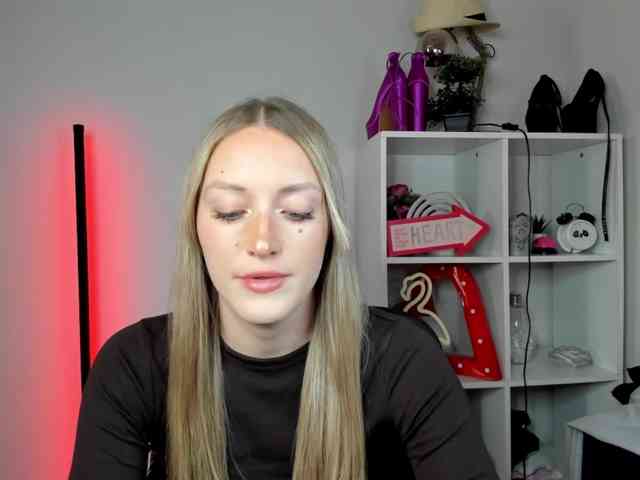 EvelynBlond26 webcam