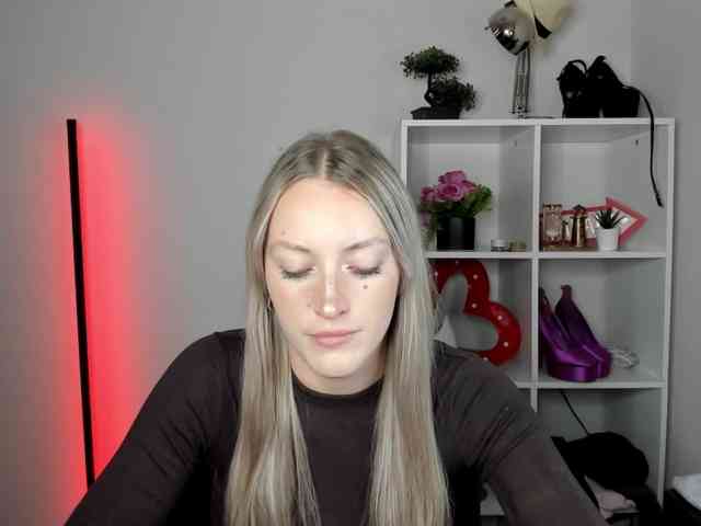 EvelynBlond26 webcam