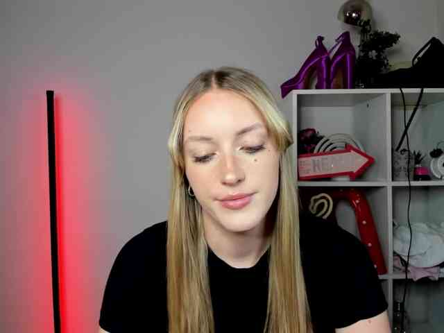 EvelynBlond26 webcam