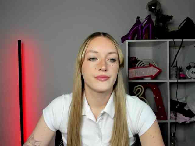 EvelynBlond26 webcam