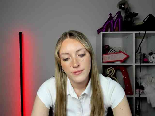 EvelynBlond26 webcam