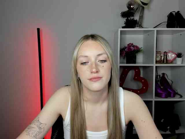 EvelynBlond26 webcam