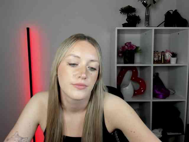 EvelynBlond26 webcam