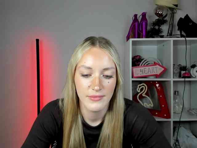 EvelynBlond26 webcam