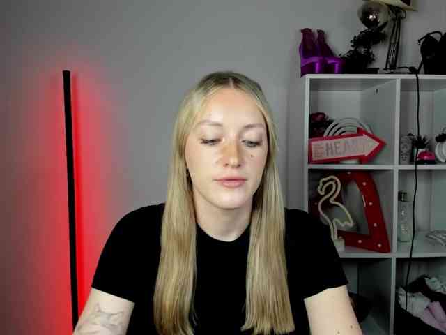 EvelynBlond26 webcam
