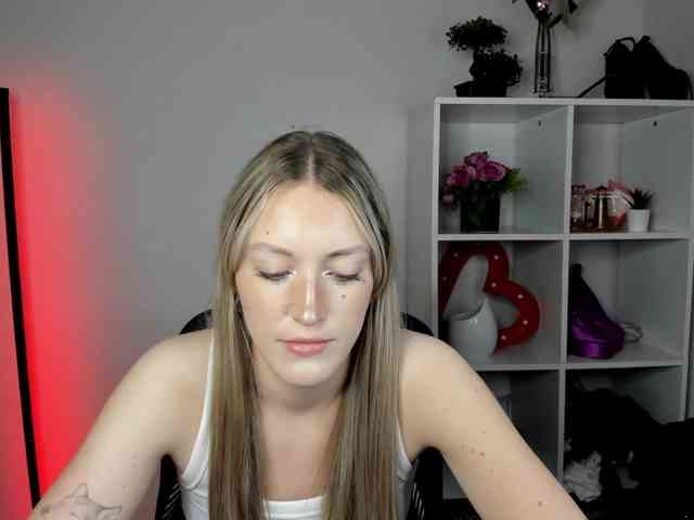 EvelynBlond Live Webcam on BongaCams