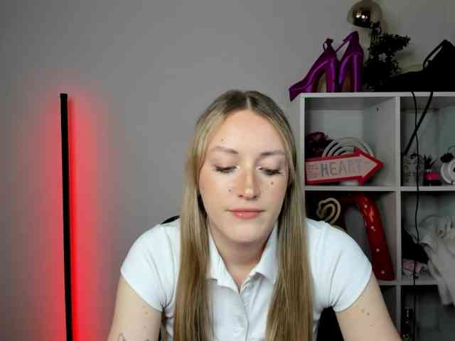 EvelynBlond26 webcam