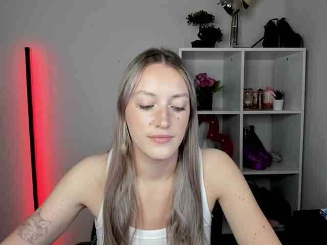 EvelynBlond26 webcam