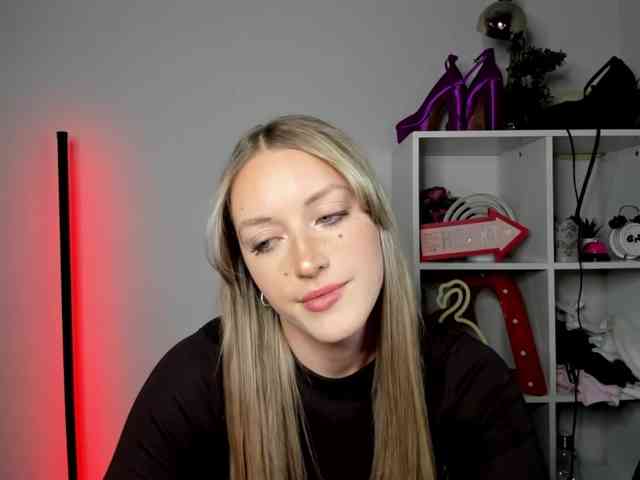 EvelynBlond26 webcam