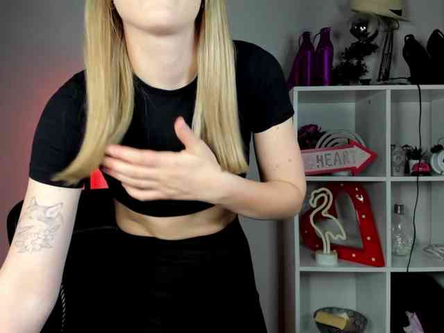 EvelynBlond26 webcam