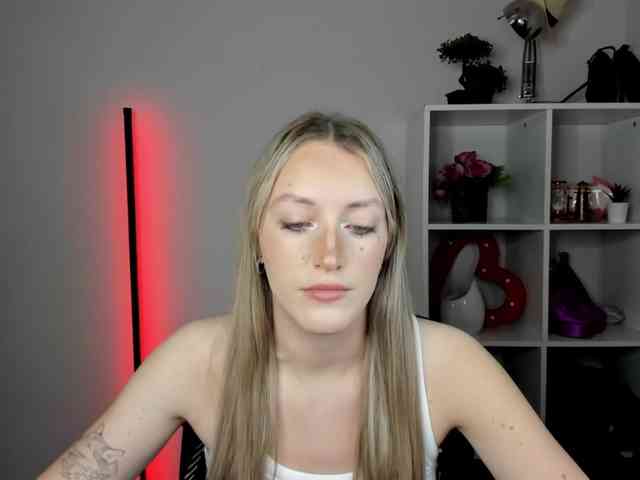 EvelynBlond26 webcam