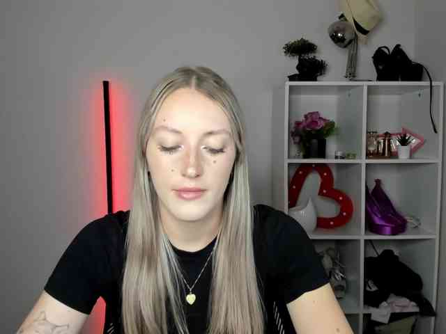 EvelynBlond26 webcam