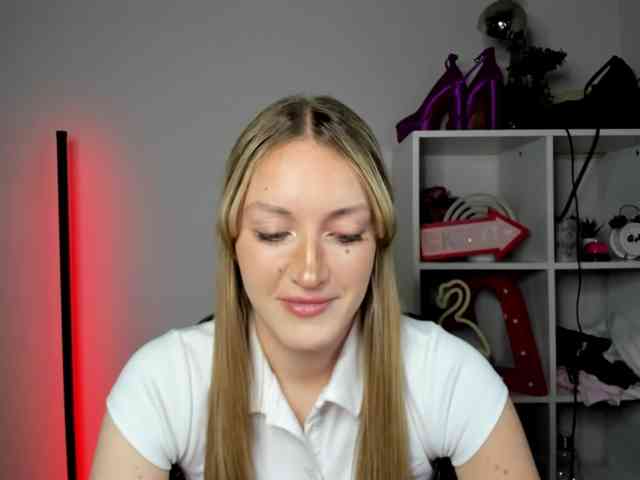 EvelynBlond26 webcam