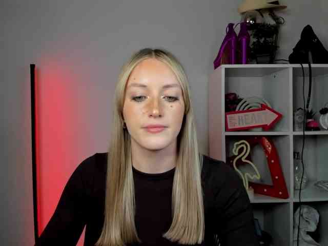 EvelynBlond26 webcam