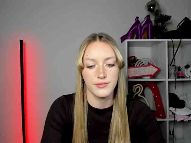 EvelynBlond26 webcam