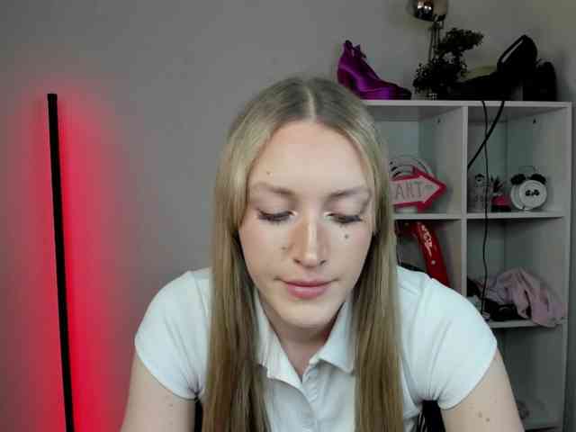 EvelynBlond26 webcam
