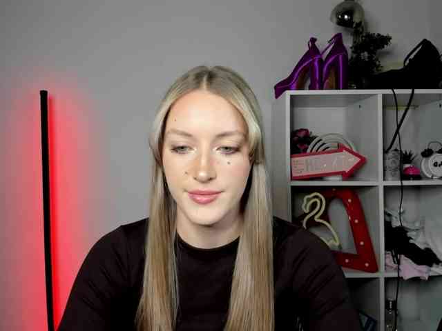 EvelynBlond26 webcam