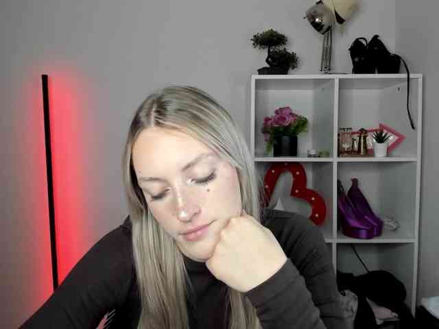 EvelynBlond26 webcam
