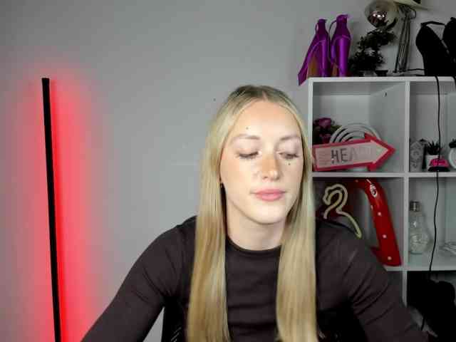 EvelynBlond26 webcam
