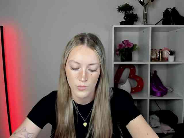 Evelynblond26's live stream