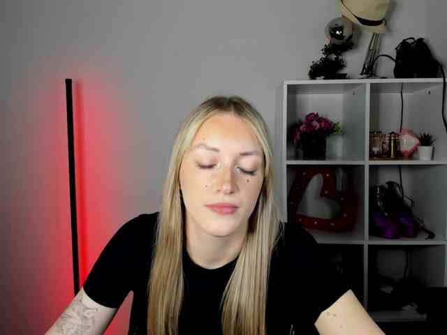 EvelynBlond26 webcam
