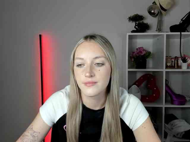EvelynBlond26 webcam