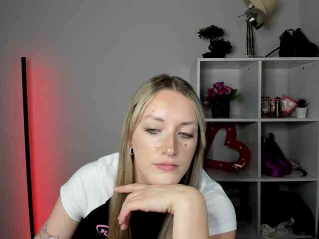 EvelynBlond26 webcam