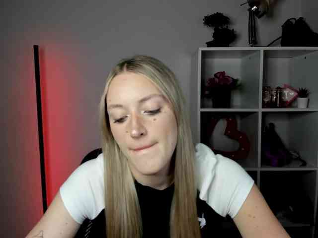 EvelynBlond26 webcam