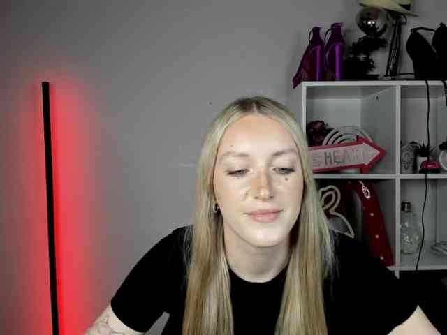 EvelynBlond26 webcam