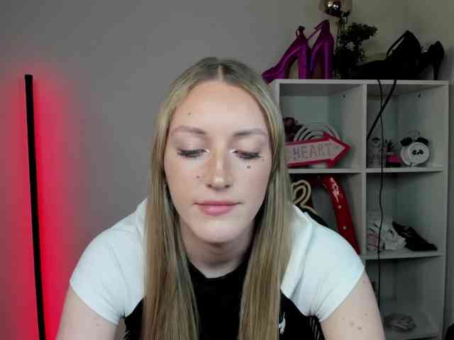 EvelynBlond26 webcam