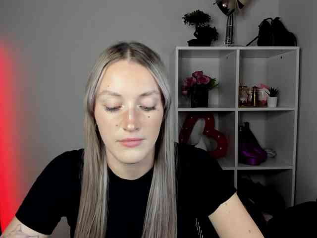 EvelynBlond26 webcam