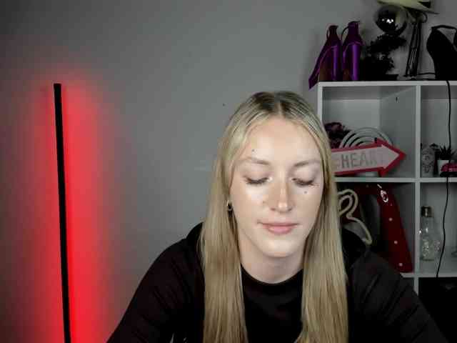 EvelynBlond26 webcam