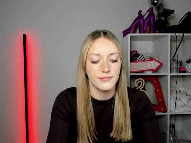 Model: EvelynBlond26