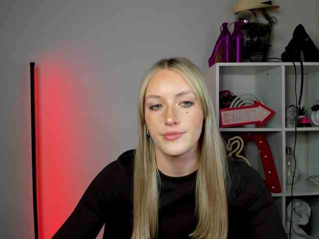 EvelynBlond26 webcam