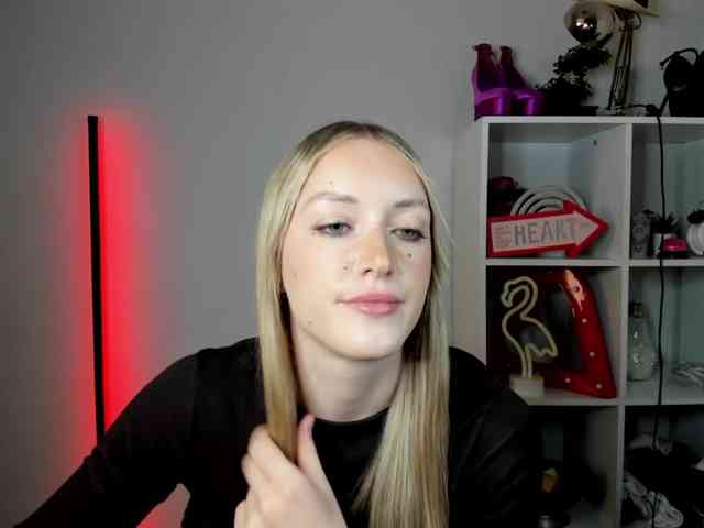 EvelynBlond26 webcam