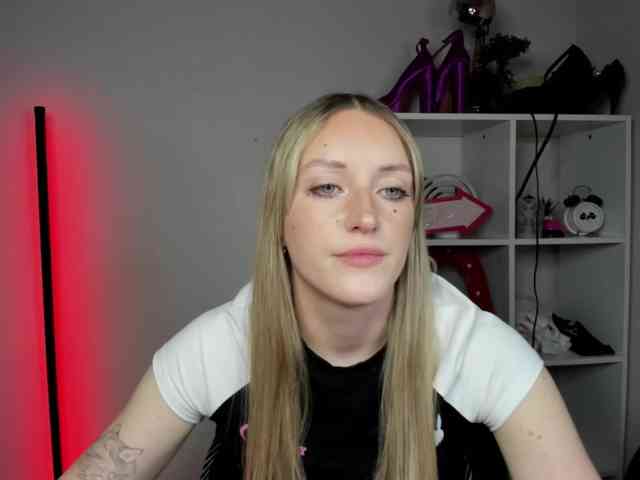 EvelynBlond26 webcam
