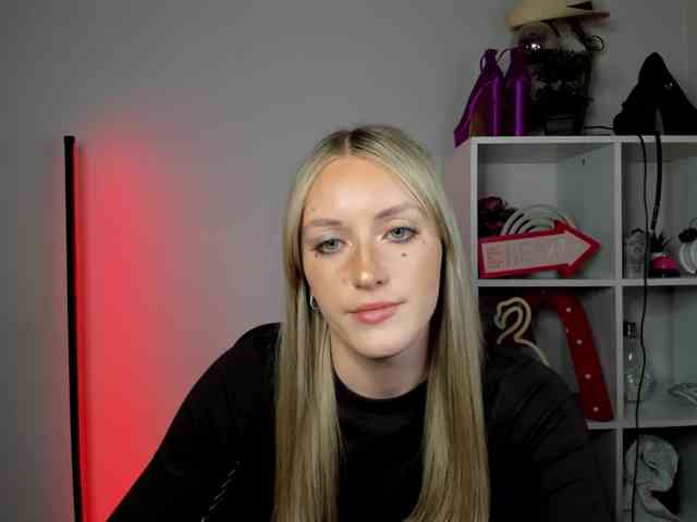 EvelynBlond26 webcam