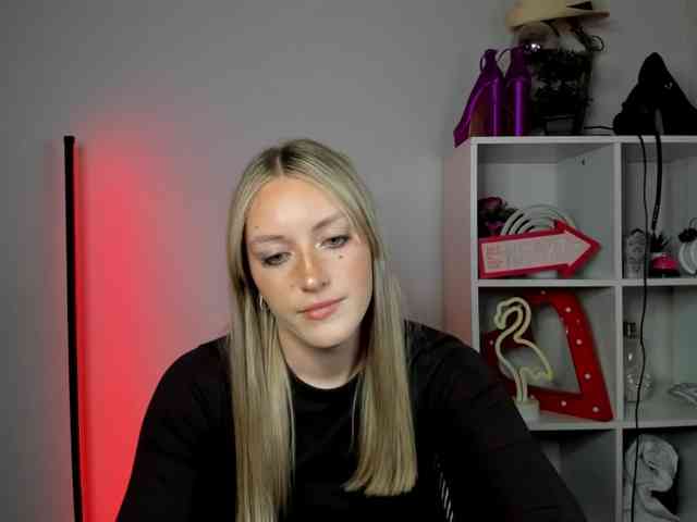 EvelynBlond26 webcam