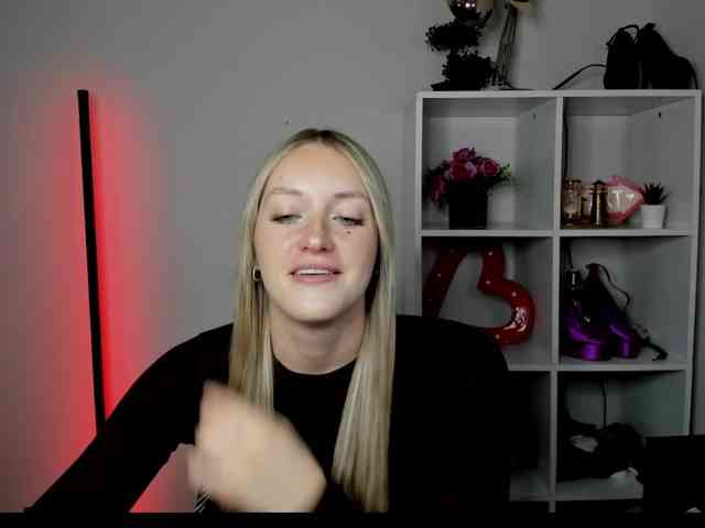 EvelynBlond26 webcam